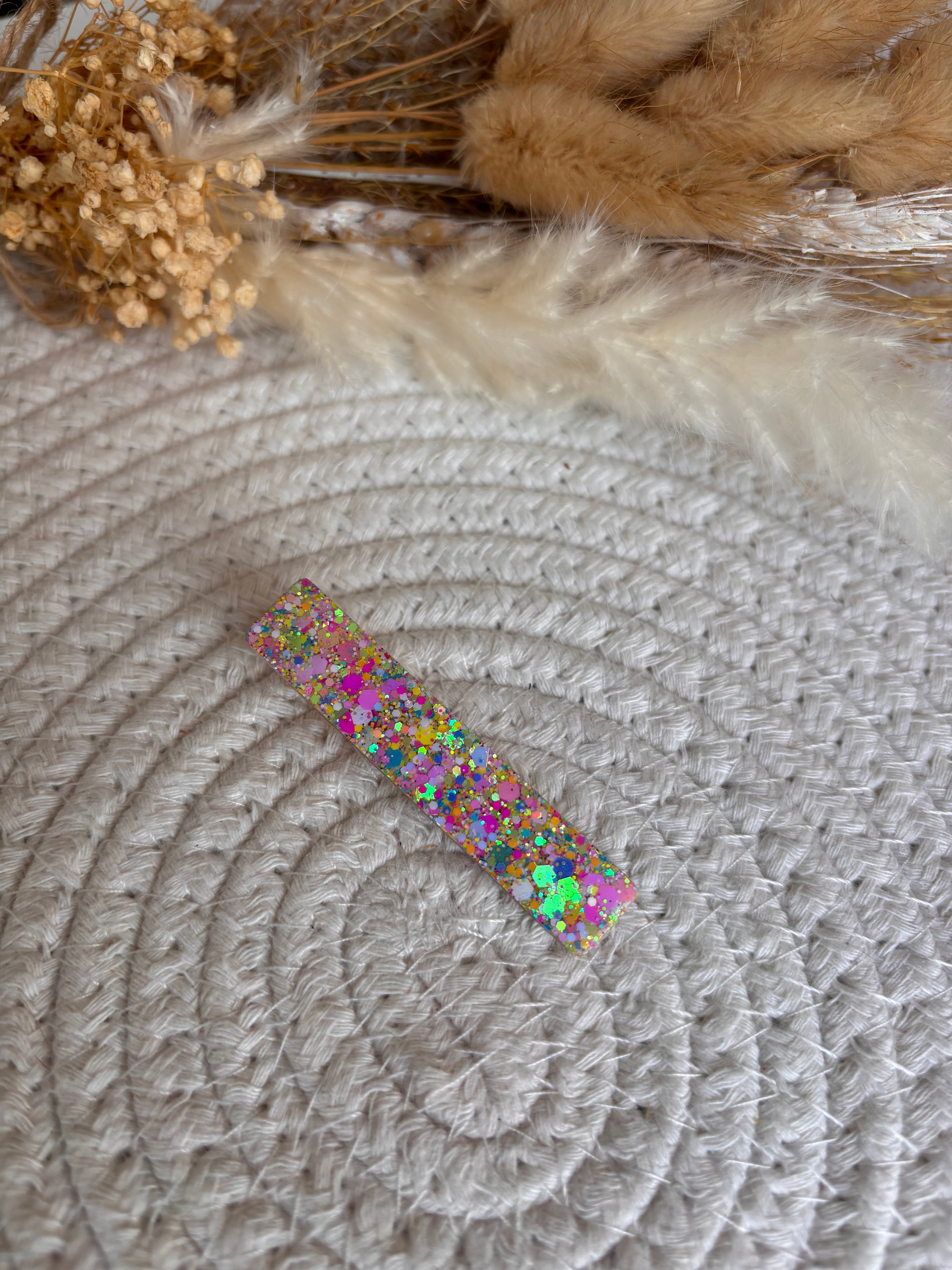 Barrettes en résine pailletée