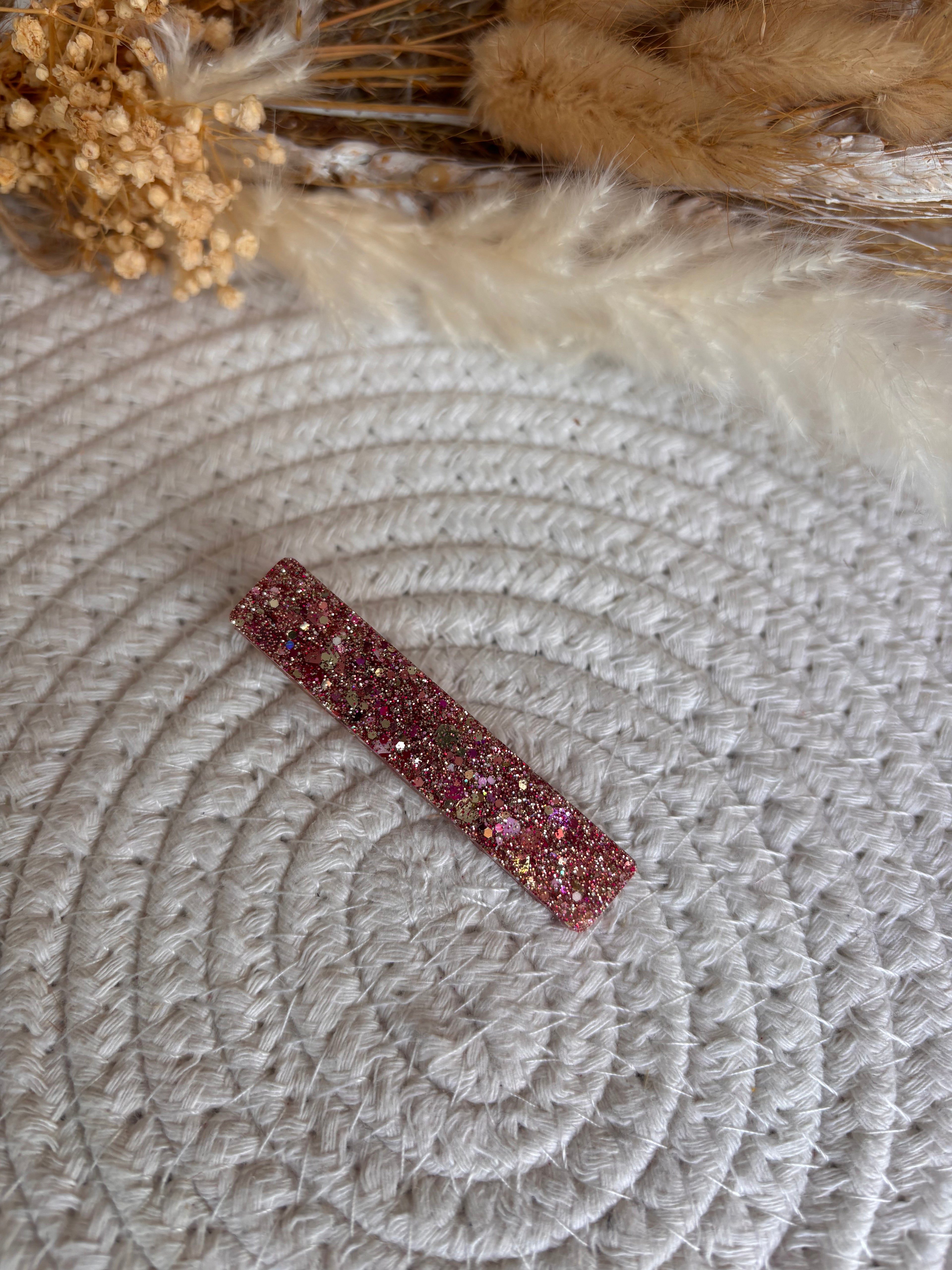 Barrettes en résine pailletée
